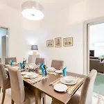 Enormous Luxury 3-storey Townhouse, Rooftop Egas1-1 度假居