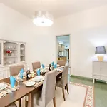 Enormous Luxury 3-storey Townhouse, Rooftop Egas1-1 度假居 *