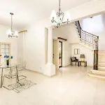 Enormous Luxury 3-storey Townhouse, Rooftop Egas1-1 度假居