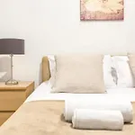 Enormous Luxury 3-storey Townhouse, Rooftop Egas1-1 度假居 *