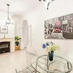 Enormous Luxury 3-storey Townhouse, Rooftop Egas1-1 度假居