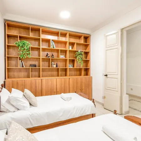 Semesterbostad Enormous Luxury 3-storey Townhouse, Rooftop Egas1-1 *