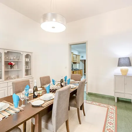 Enormous Luxury 3-storey Townhouse, Rooftop Egas1-1 Semesterbostad *