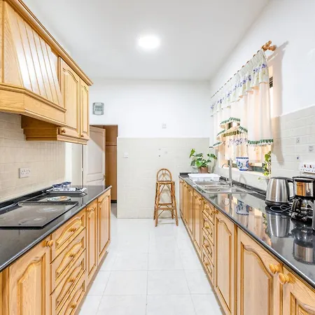 Enormous Luxury 3-storey Townhouse, Rooftop Egas1-1 Semesterbostad Il-Furjana