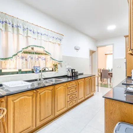 Semesterbostad Enormous Luxury 3-storey Townhouse, Rooftop Egas1-1