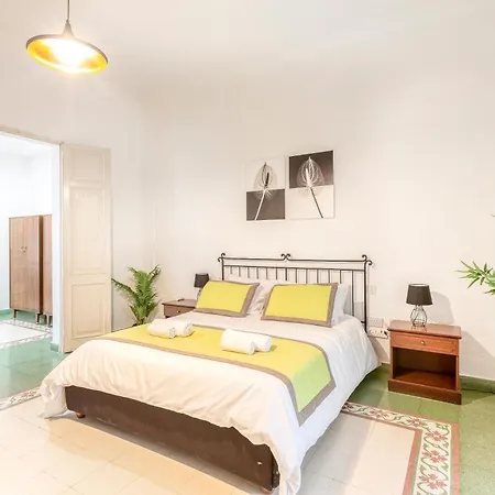 Enormous Luxury 3-storey Townhouse, Rooftop Egas1-1 *