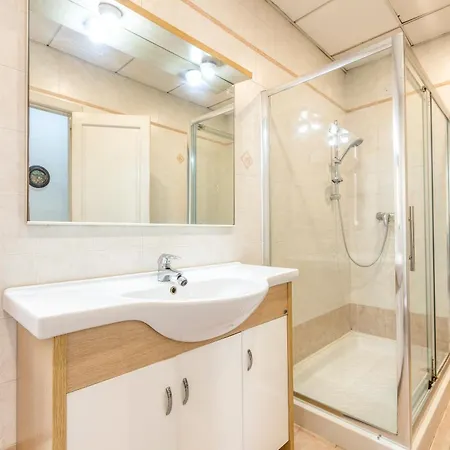 Semesterbostad Enormous Luxury 3-storey Townhouse, Rooftop Egas1-1