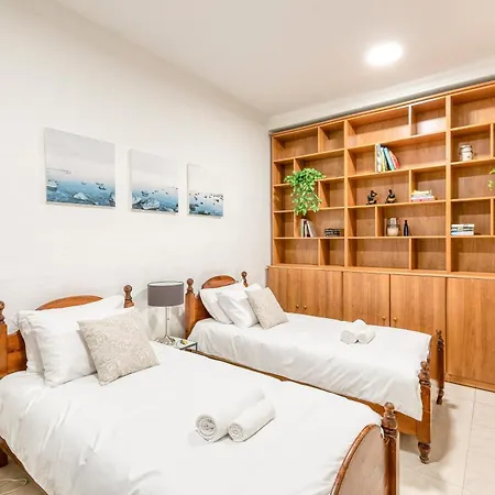 Semesterbostad Enormous Luxury 3-storey Townhouse, Rooftop Egas1-1 *