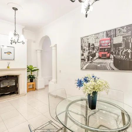 Enormous Luxury 3-storey Townhouse, Rooftop Egas1-1 Semesterbostad