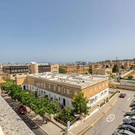 Enormous Luxury 3-storey Townhouse, Rooftop Egas1-1 *