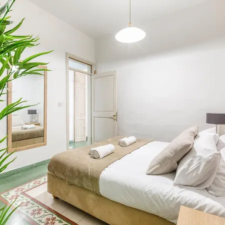 Semesterbostad Enormous Luxury 3-storey Townhouse, Rooftop Egas1-1