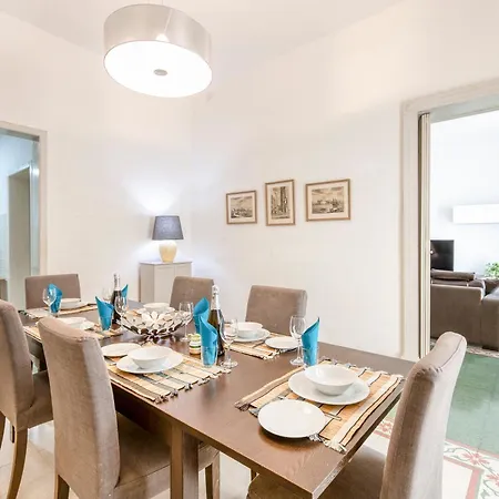 Enormous Luxury 3-storey Townhouse, Rooftop Egas1-1 Holiday home
