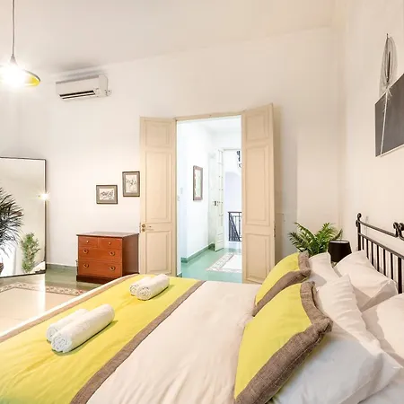 Enormous Luxury 3-storey Townhouse, Rooftop Egas1-1 Case de vacanță *