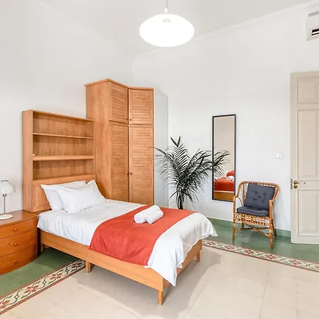 Enormous Luxury 3-storey Townhouse, Rooftop Egas1-1