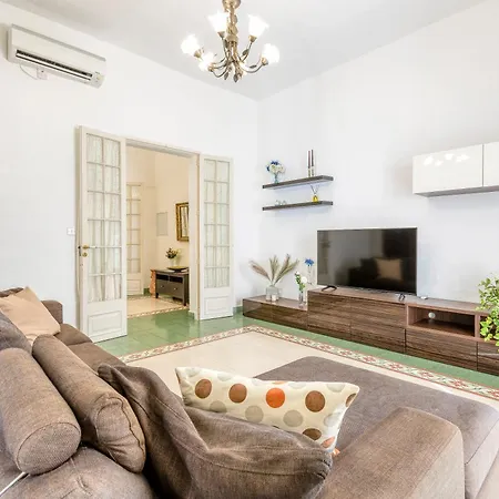 Holiday home Enormous Luxury 3-storey Townhouse, Rooftop Egas1-1