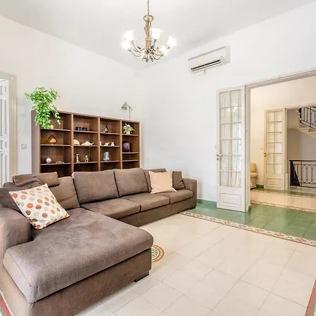 Enormous Luxury 3-storey Townhouse, Rooftop Egas1-1