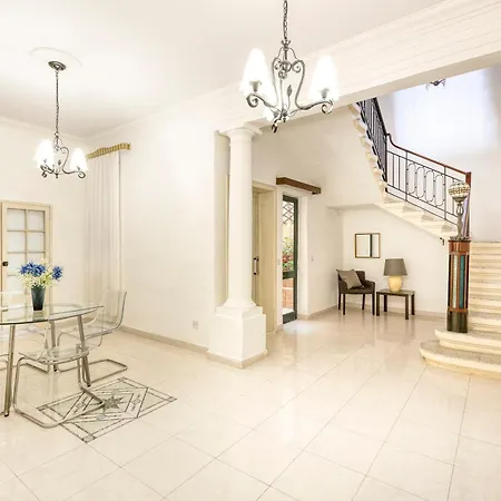 Enormous Luxury 3-storey Townhouse, Rooftop Egas1-1 Prázdninový dům