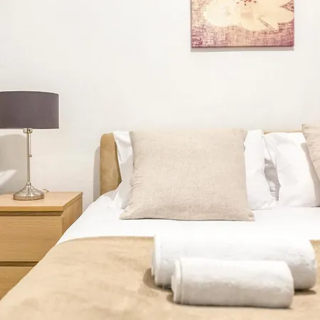 Enormous Luxury 3-storey Townhouse, Rooftop Egas1-1 Case de vacanță *
