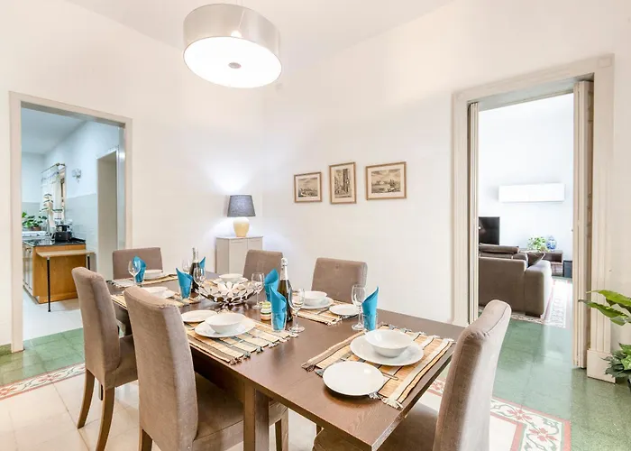 Enormous Luxury 3-storey Townhouse, Rooftop Egas1-1 別荘