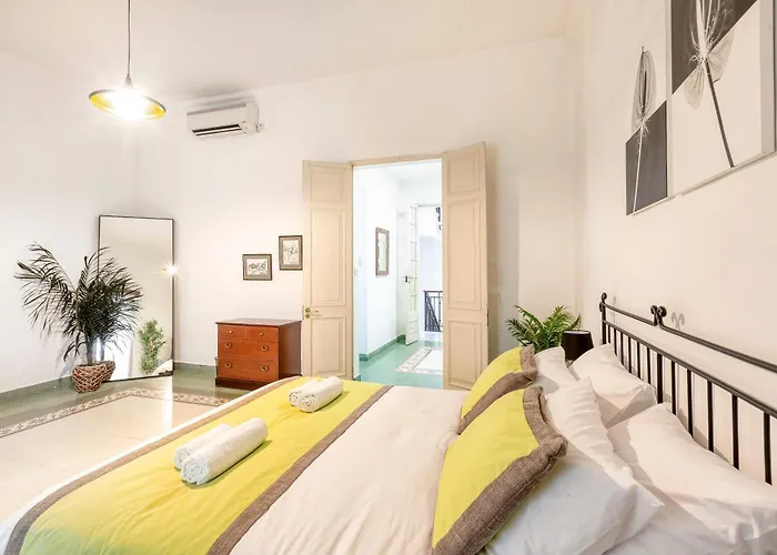 Enormous Luxury 3-storey Townhouse, Rooftop Egas1-1 別荘 *