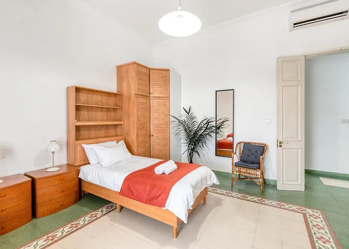 Enormous Luxury 3-storey Townhouse, Rooftop Egas1-1