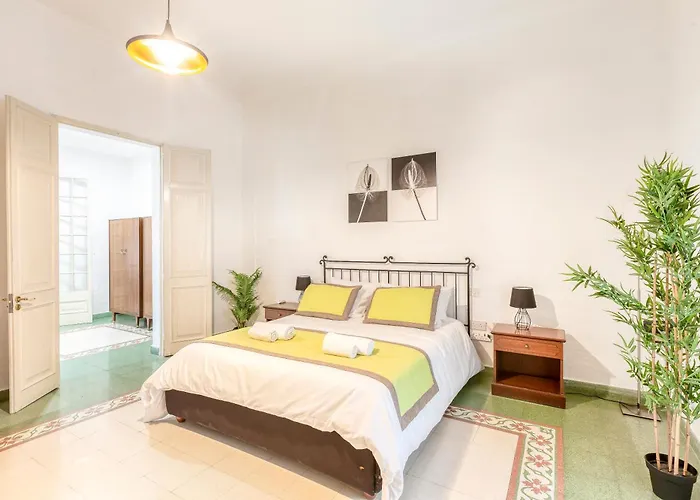 Enormous Luxury 3-storey Townhouse, Rooftop Egas1-1 *