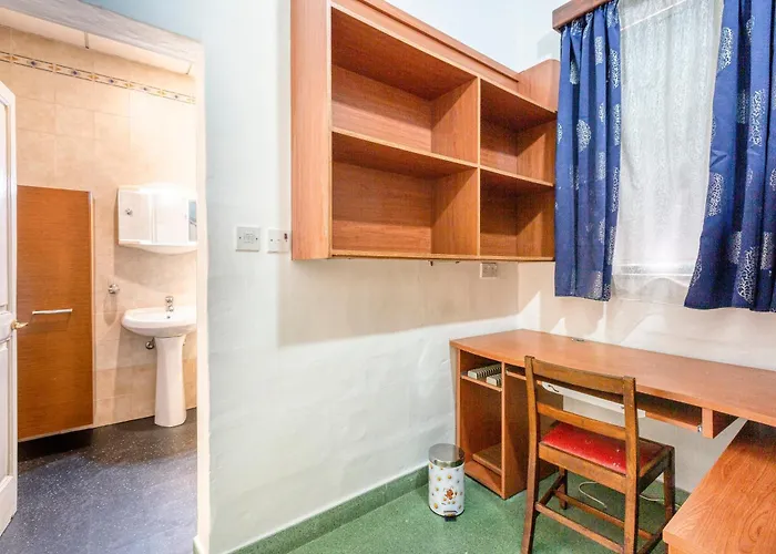 Enormous Luxury 3-storey Townhouse, Rooftop Egas1-1 別荘 フロリアーナ