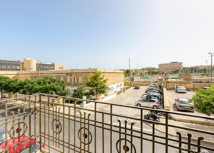 Enormous Luxury 3-storey Townhouse, Rooftop Egas1-1 別荘 フロリアーナ