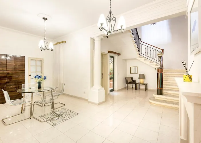 Enormous Luxury 3-storey Townhouse, Rooftop Egas1-1 別荘