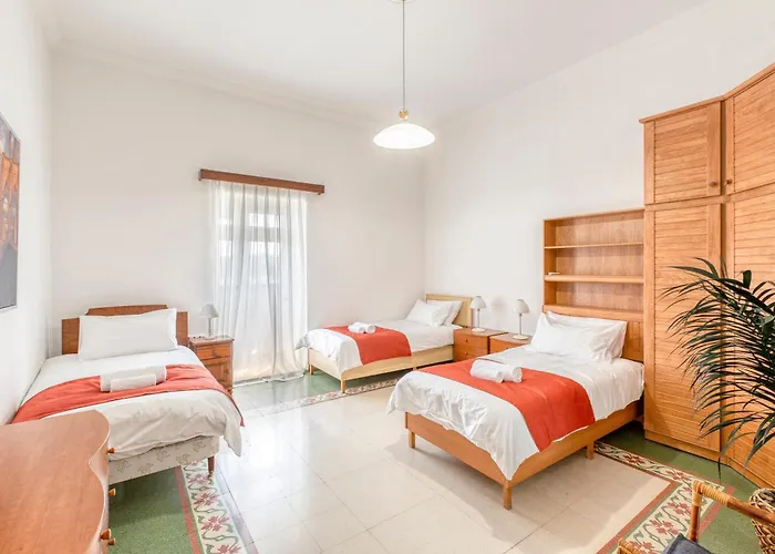 別荘 Enormous Luxury 3-storey Townhouse, Rooftop Egas1-1 フロリアーナ