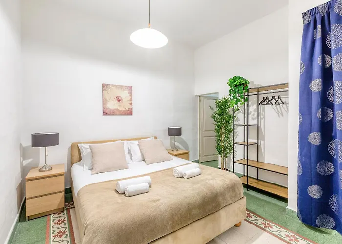 Enormous Luxury 3-storey Townhouse, Rooftop Egas1-1 * フロリアーナ