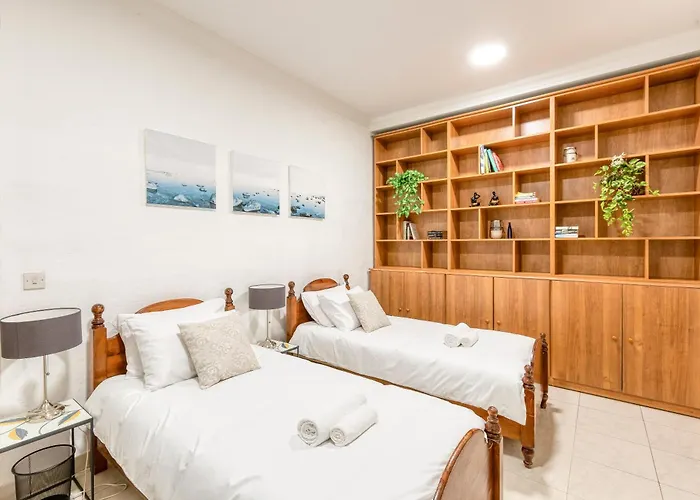 別荘 Enormous Luxury 3-storey Townhouse, Rooftop Egas1-1 *