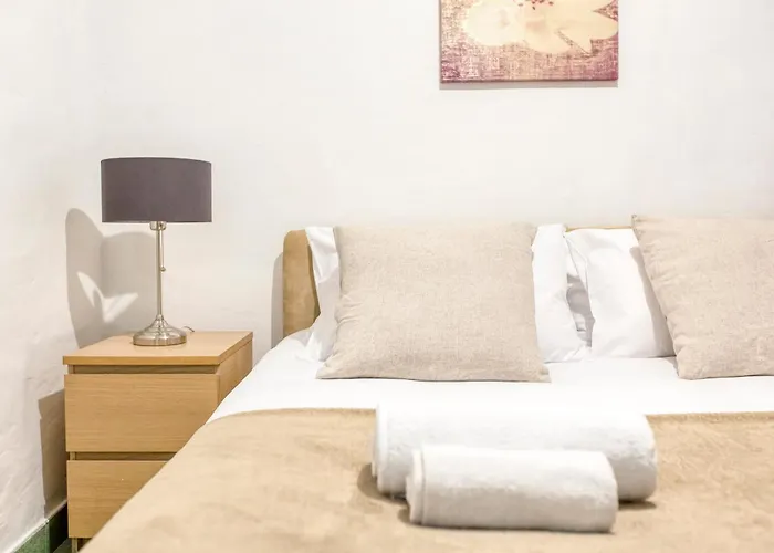 Enormous Luxury 3-storey Townhouse, Rooftop Egas1-1 別荘 *