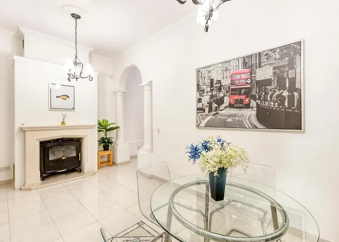 Enormous Luxury 3-storey Townhouse, Rooftop Egas1-1 別荘