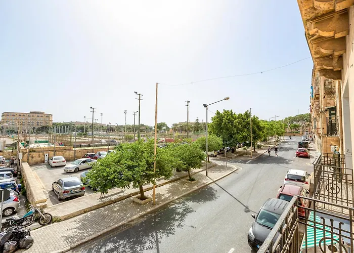 Enormous Luxury 3-storey Townhouse, Rooftop Egas1-1 フロリアーナ